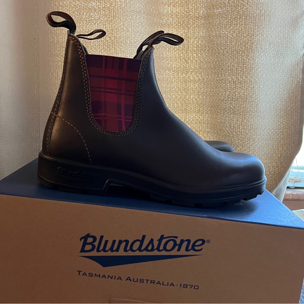 NEW IN BOX Women’s Blundstone Boots
